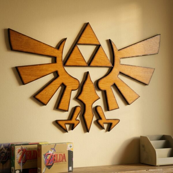 Decoración de pared inspirada en The Legend of Zelda, fabricada en plywood de 3.5 mm y cortada con láser. Acabado barnizado que resalta la veta natural de la madera. Medidas aproximadas: 50 × 30 cm.