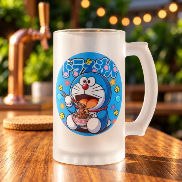 Jarra de vidrio glaseado Doraemon de 16 oz con ilustración a color del personaje comiendo ramen.