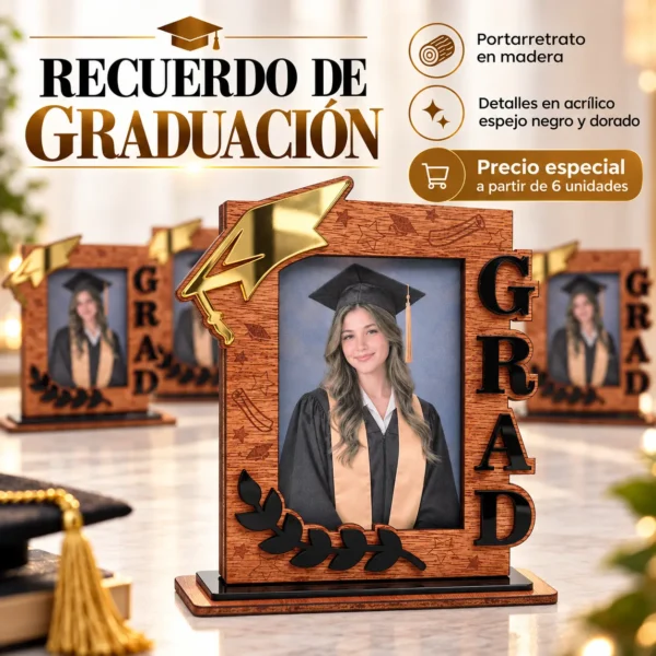 Portarretrato de graduación en madera con birrete dorado, letras GRAD negras y base de sobremesa.