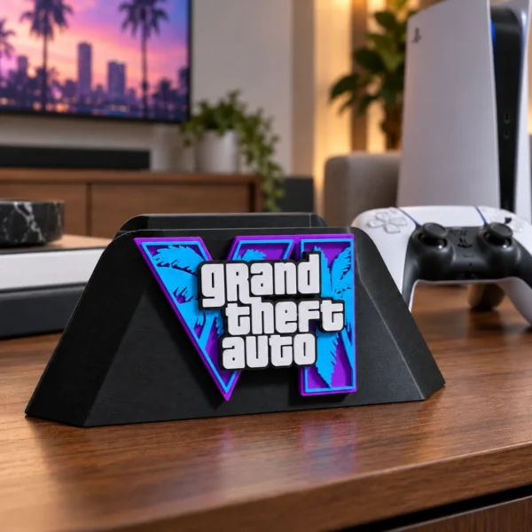 Soporte para control PS5 GTA VI negro con logotipo en relieve morado, azul cian y blanco.
